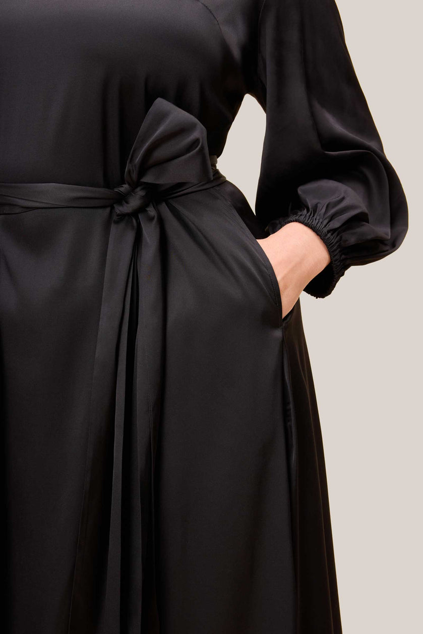 PLUSSIZE black dress with removable self-tie belt for adjustable fit at the waist.