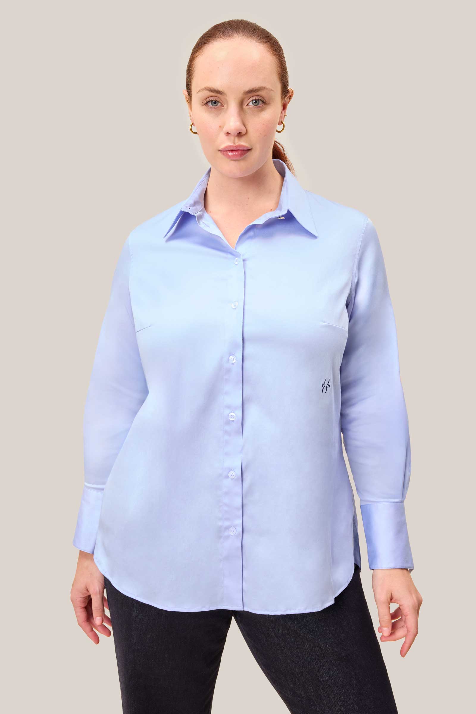 Curvy model wearing blue cotton shirt  – front view, The Hour