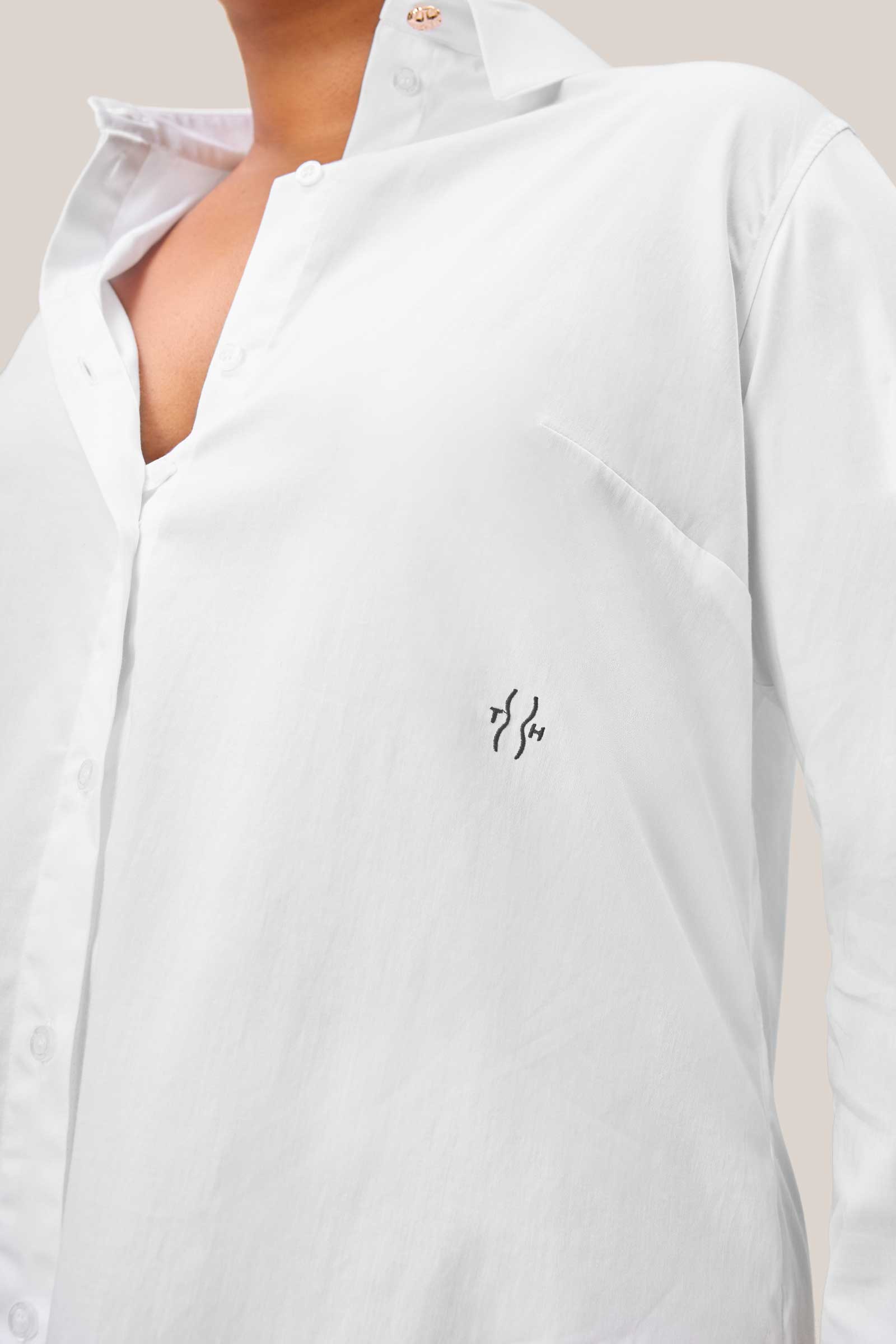 white shirt details - no gap bust with logo