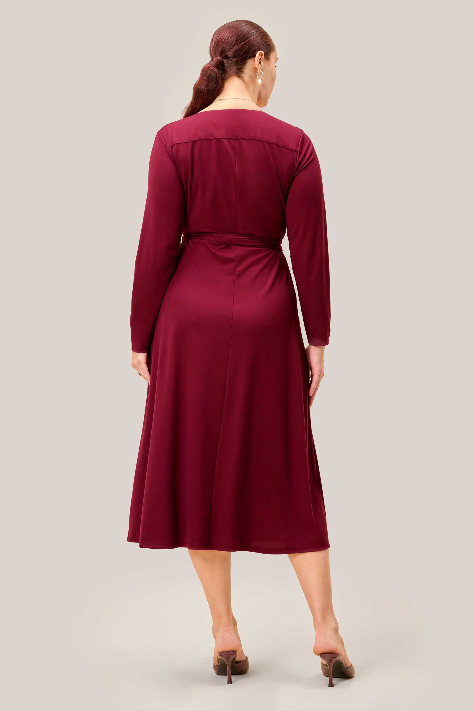 Back view of plus size burgundy jersey midi dress with long sleeves – The Hour