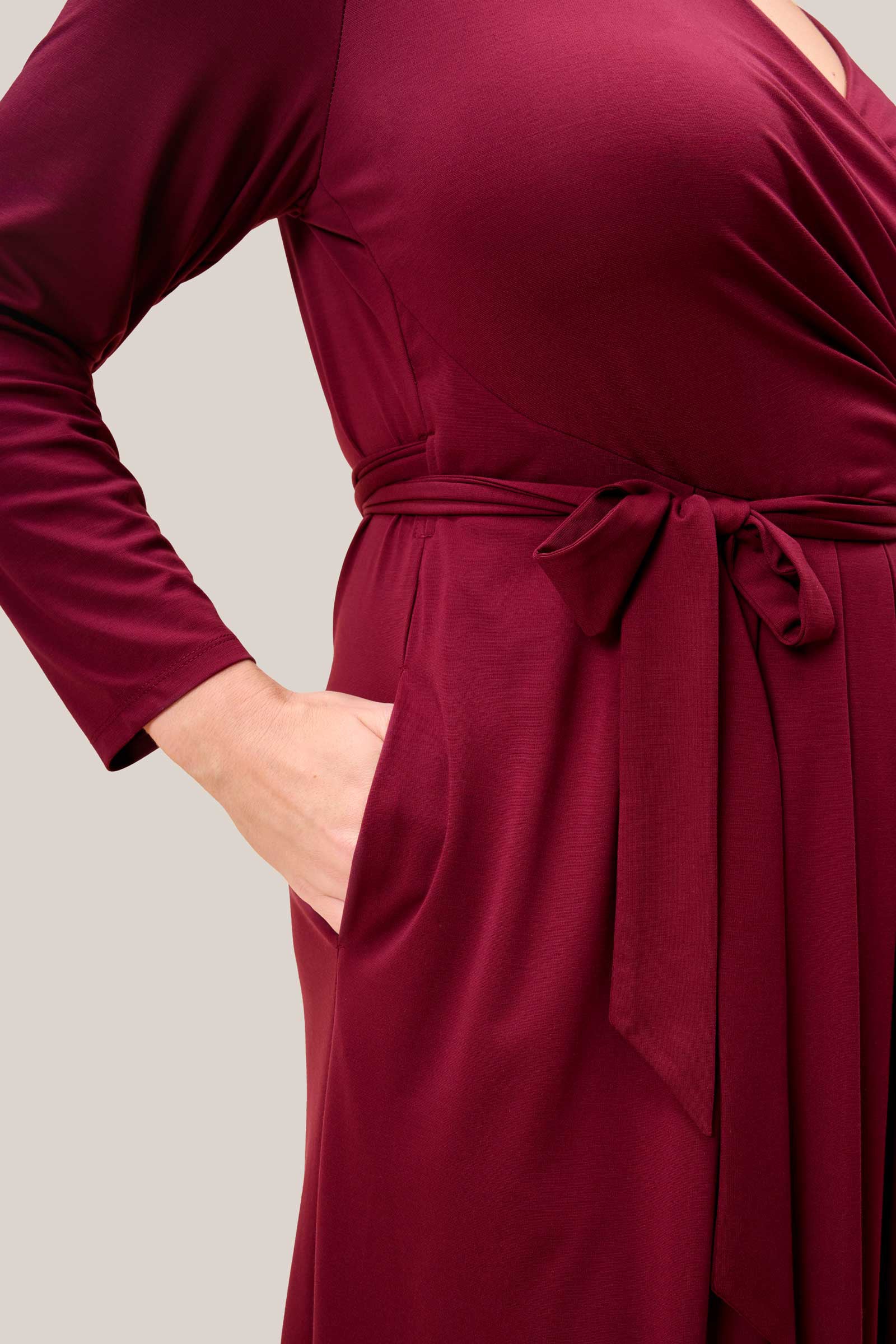 Side pocket detail of plus size faux wrap jersey midi dress in burgundy – The Hour