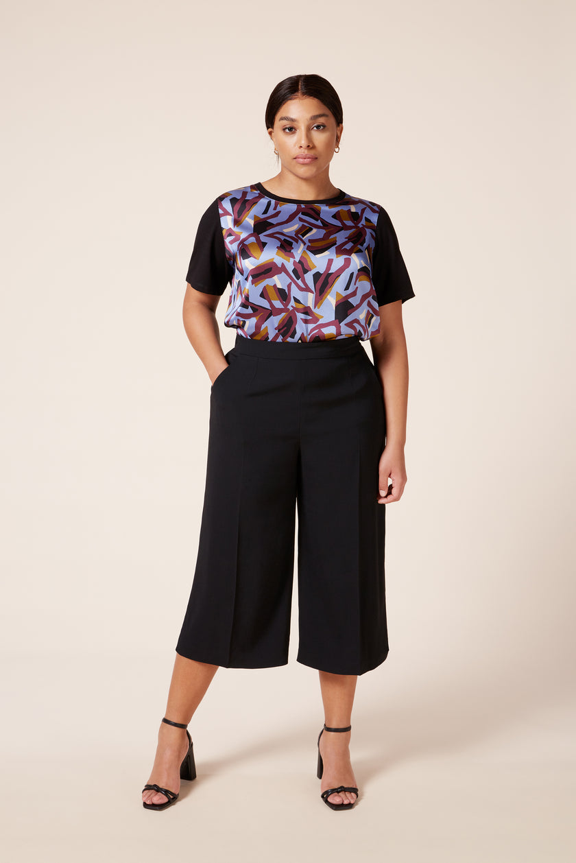 Plus size women's black culottes with pockets