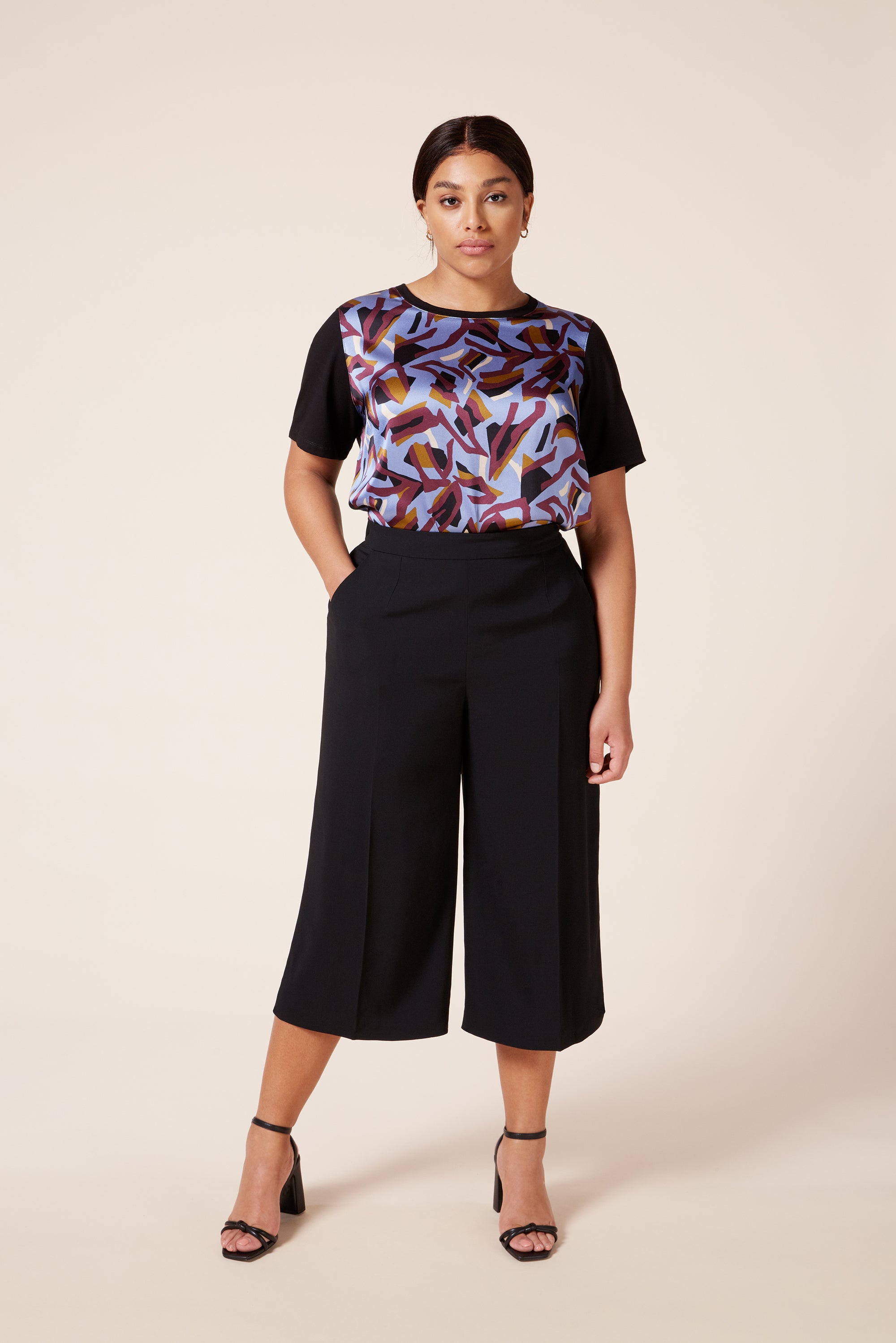 Plus size women's black culottes with pockets